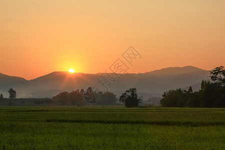 日出山后的夕阳光复制图片