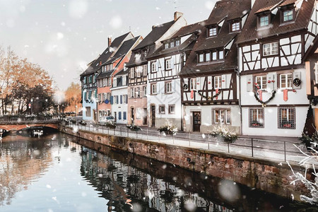 下雪外部的在冬季暴中法国科尔马市Colmar城市中心运河沿线的古建筑在寒雪天气中的城市心神奇圣诞情调自然光线独色中音调正面图片