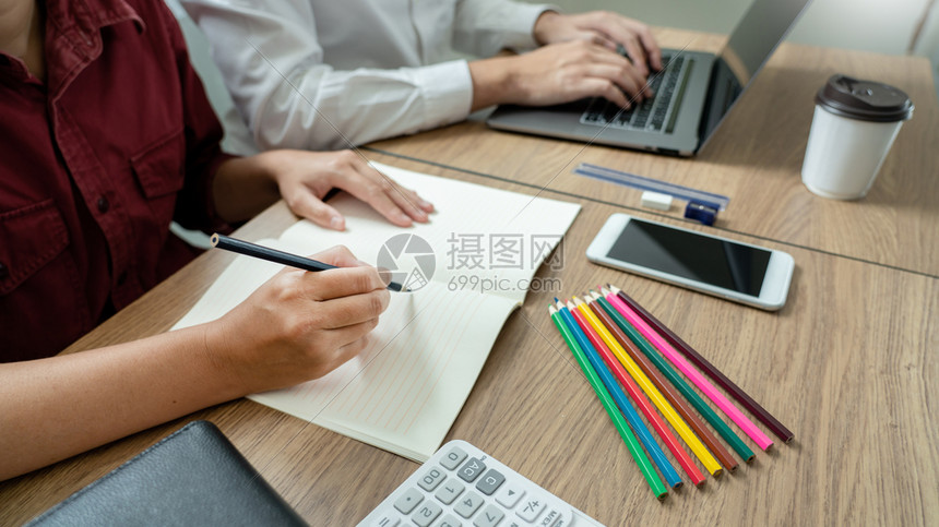 在书桌上一起学习的两位男学生图片