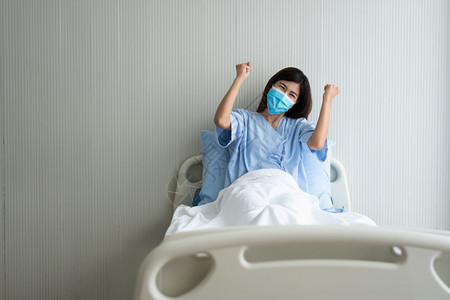 躺在病床上乐观的女病人图片