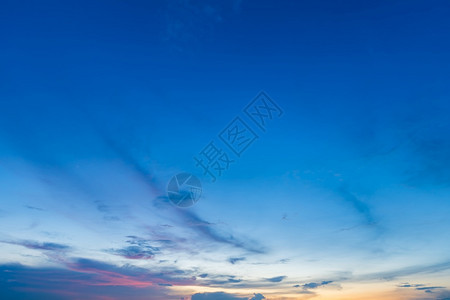 丰富多彩的自由农村或海滩多彩的云纹理白空气背景的黄色紫亮日落天空或者在海滩上飘忽不定的云彩纹理夏天图片