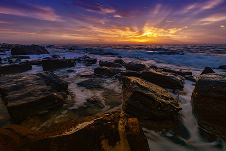结石海浪风景美观的与多彩天空以及黑海岩石岸的最后一线光芒图片