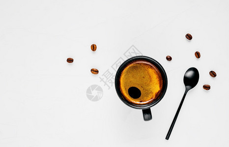 一杯含泡沫的热咖啡杯放在广白背景上有复制空间黑色杯子里的平面活力恢复巴西人图片