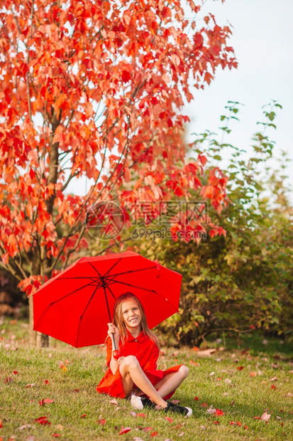 乐趣快可爱的小孩带着红雨伞在秋天走暖的一快乐孩子们女笑在红雨伞下婴儿天气图片