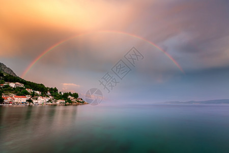 假期在克罗地亚达尔马提Dalmatia雨后奥米斯里维埃拉小村庄上的彩虹中欧洲码头图片