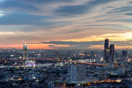 美丽的街道发光曼谷泰兰Thailand20年7月日01年曼谷市空中环景俯视天空和桥横渡ChaoPhraya河图片