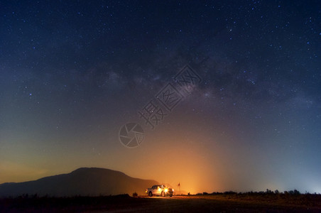 星系夏天恒泰国KaengKrachan公园上方夜空中有月星和宇宙空间灰尘的银河系以及夜间天际Zodiac光前台地底Phitech图片