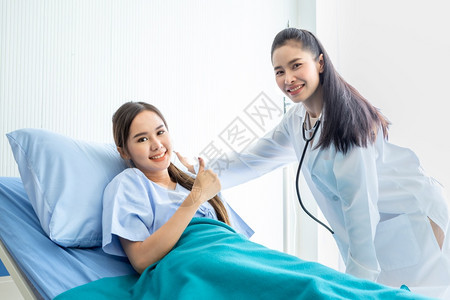 青年女病人和医生形象图片