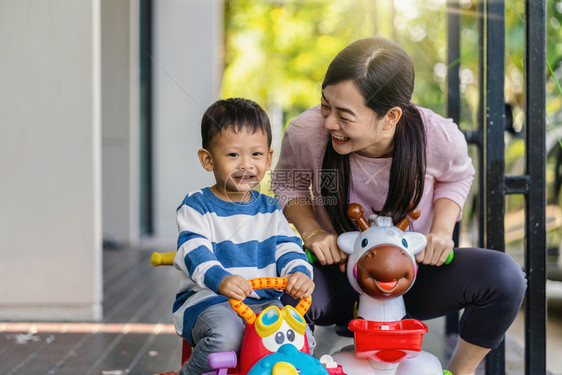 妈妈和男孩一起玩耍图片