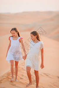 哈利景观户外在世界上最大沙漠中的丘上小美少女日落时在阿拉伯联合酋长国RubalKhali沙漠中的丘女孩图片