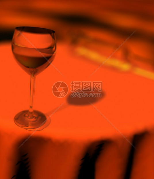 用餐在厅桌边的酒杯上一个模糊不清的空瓶子红色背景颜堕落红的图片