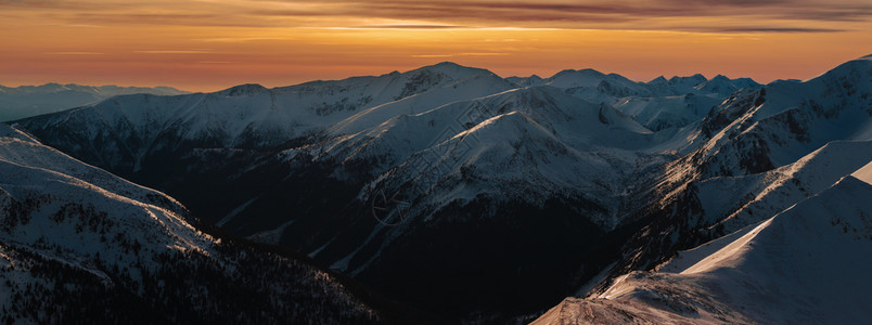 形象的波兰扎科帕内塔特拉山脉上日落的冬季全景观高的天空图片