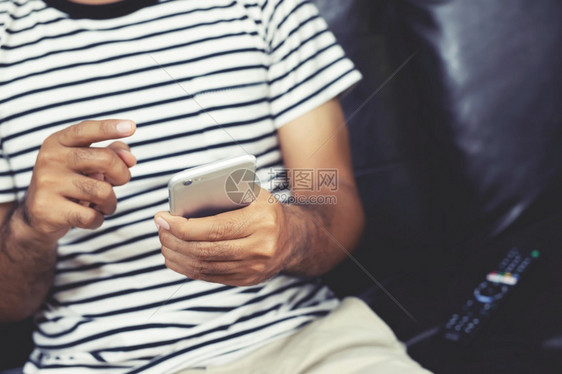 一个男人在家看电视现场直播世界杯的实况转播人们年轻的水平图片