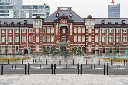 东京车站和Marunouchi的人群参观和享受与汽车交通东京市日本建筑和里程碑式概念的盛场景丸之内亚洲通勤者图片