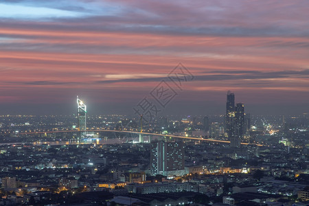 住宅曼谷泰国20年1月3日曼谷市的空中视图俯天空和大桥横渡ChaoPhraya河黄昏时有亮光地标戏剧图片