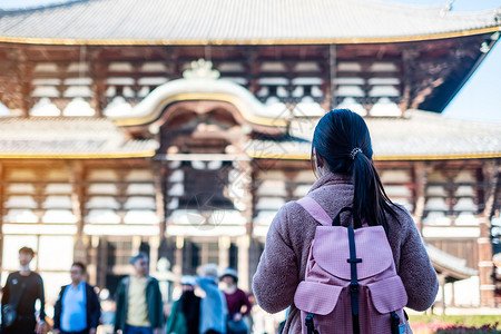 游客在日本亚洲旅游观光景点很受欢迎的日本大阪山地标附近的纳拉旅游者访问Todaiji寺庙欢乐亚洲旅行者访问ThompingAss图片