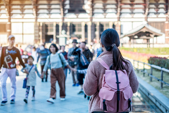 女著名的历史在日本亚洲旅游观光景点很受欢迎的日本大阪山地标附近的纳拉旅游者访问Todaiji寺庙欢乐亚洲旅行者访问Thompin图片