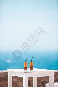 咖啡店复制蓝色的Frappe在海滩上的冰咖啡夏季frappuccucinofrapppe或拿铁在高玻璃背景的海面上图片