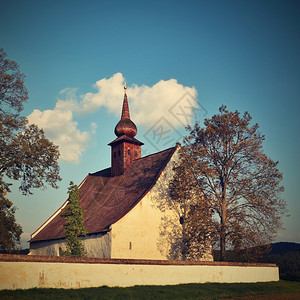 在捷克布尔诺市Veveri城堡附近的一个美丽小礼拜堂中景观是上帝之母的教堂塔树古老的图片