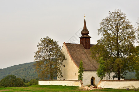雪在捷克布尔诺市Veveri城堡附近的一个美丽小礼拜堂中景观是上帝之母的教堂僻图片