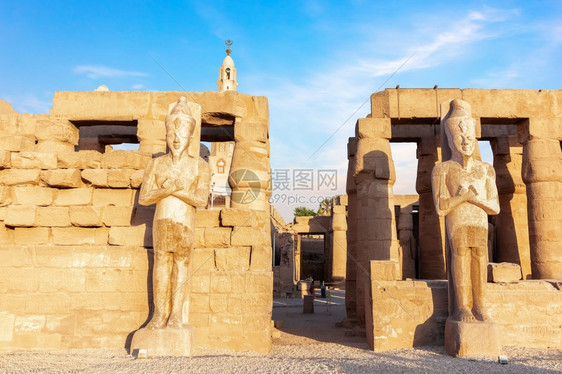 卢克索圣殿比隆雕像阳光明媚的日景埃及遗产方尖碑著名的图片