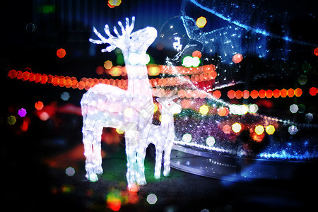插图夜晚间的驯鹿和美丽光芒圣诞快乐闪亮的图片