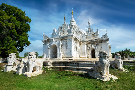 缅甸古城的白塔狮子守护神雕塑了古老佛教寺庙的神奇建筑缅甸旅行着风景和目的地缅古城市的白色塔老东南仰光图片