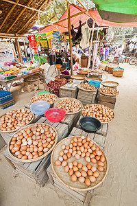 东方的缅甸人民在传统亚洲市场卖鸡蛋和当地商品在缅甸旅游目的地巴甘Bagan工作购物图片