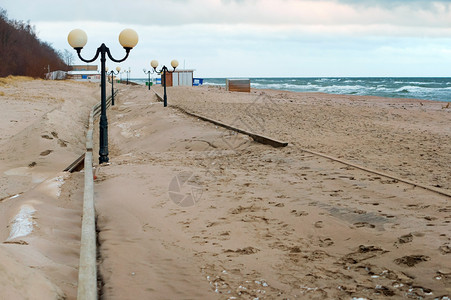2019年月日俄罗斯加里宁格勒地区Yantarny村的沙覆盖海道风暴之后的海道堕落湾走图片