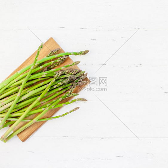 白色木制桌子上新鲜绿色食草动物sparagus的顶级模型复制空间最小房屋烹饪概念为博客或食谱模拟infowhatsthis木板躺图片