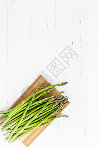 有机的白色木制桌子上新鲜绿色食草动物sparagus的顶级模型复制空间最小房屋烹饪概念为博客或食谱模拟infowhatsthis图片