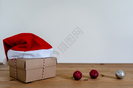 欢乐新年装饰品概念吉夫特盒子配有fir树和驯鹿用具的FirFift字盒用于设计现代生锈棕褐灰石背景空间的晚宴季节为了庆典结石图片