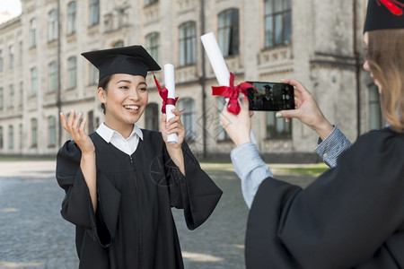 为同学拍照的毕业生图片