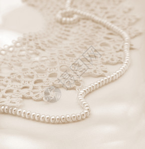 时尚平滑优雅的金丝绸或带珍珠和蕾丝的席子可用作婚礼背景在SepiaTonedRetro风格闪耀昂贵的背景图片