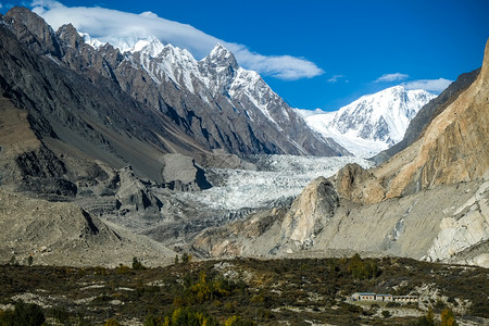 旅行巴基斯坦卡拉科姆山脉GojalGilgitBaltistan吉尔特河谷被雪盖山包围的帕苏冰川地块封顶图片
