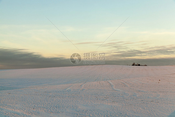 景观在大雪降后飘冬季天有一张照片冬天的雪漂流黑暗晴天图片