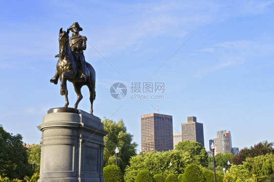 黄铜GeorgeWashington骑着马雕像位于美国州马萨诸塞中波士顿市公共花园城市首都图片