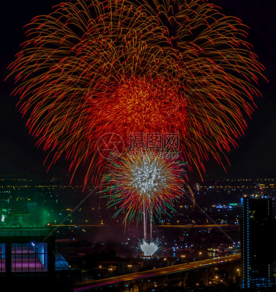 丰富多彩的新年节庆烟花泰国曼谷市消防灯光在圣诞节新年上向天空点亮放文字间和模糊的清晨时带城市景色夜照着曼谷天线Twwightli图片