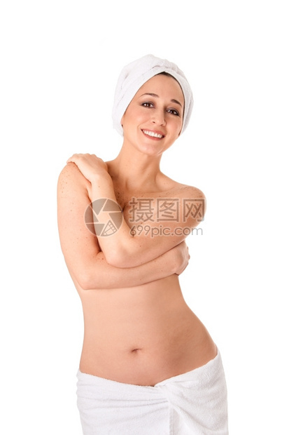 一个美丽的裸快乐女人肖像她穿着毛巾手用臂跨过乳房在SPA浴淋时被隔绝温泉健康女孩图片