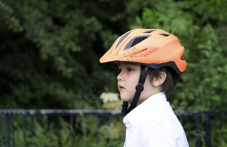 儿童骑车出去玩户外骑车的小男孩背景