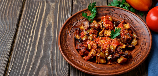 土耳其番茄酱沙司苏酸帕特利坎或阿库卡番茄中加的土耳其子美味而简单的土耳其菜碟或主课开胃供应要的真正图片