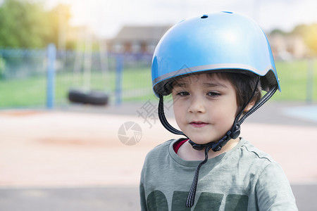 儿童骑车出去玩户外骑车的小男孩背景