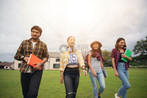 电脑笑学生们也帮助分享作品与项目中的想法并在庭园户外考试前审阅该书校对PortnoyinfoFin图片