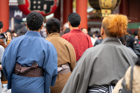 当地的传统美丽年轻女孩穿着日本和服站在东京森左寺门前日本木野是传统服装和这个词实际上意味着一件东西要穿戴图片