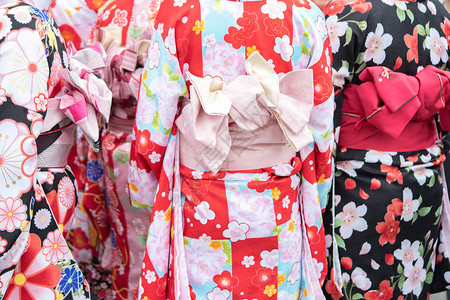 年轻女孩穿着日本和服站在东京森左寺门前日本木野是传统服装和这个词实际上意味着一件东西要穿戴浅草寺镇人们图片
