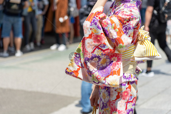 亚洲单词庆典年轻女孩穿着日本和服站在东京森左寺门前日本木野是传统服装和这个词实际上意味着一件东西要穿戴图片