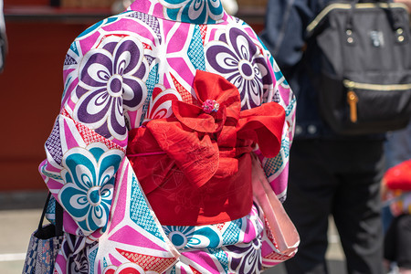 年轻女孩穿着日本和服站在东京森左寺门前日本木野是传统服装和这个词实际上意味着一件东西要穿戴一种宗教美丽的图片