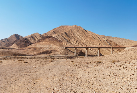 以色列内盖夫沙漠大克拉泽马赫泰什加道尔附近沙漠的桥梁靠加多尔天图片
