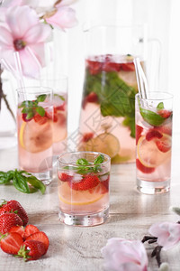 蜜饯糊涂夏季草莓鸡尾酒或柠檬水加辣椒冷冻和新鲜有机软饮料杯中含成熟浆果味道图片