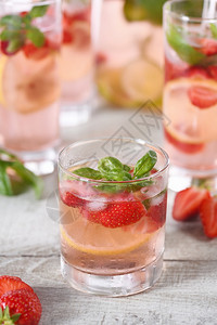 夏季草莓鸡尾酒或柠檬水加辣椒冷冻和新鲜有机软饮料杯中含成熟浆果龙舌兰酒喝水壶图片